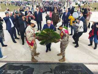 محافظ بورسعيد يضع إكليلا من الزهور على النصب التذكارى احتفالا بالذكرى ال65 لعيد بورسعيد القومي