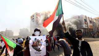 قوات الأمن السودانية تطلق الغاز المسيل للدموع لتفريق المتظاهرين في محيط القصر الجمهوري