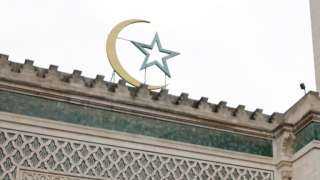 فرنسا تغلق مسجدا بشمال باريس بعد خطاب ”غير مقبول”