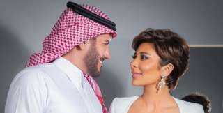 شاهد.. لقطة رومانسية بين أصالة نصري وزوجها في حفل الرياض