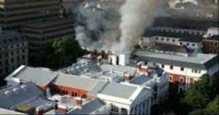 اندلاع حريق ضخم في مبنى البرلمان بمدينة كيب تاون