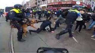 بالكلاب.. الشرطة تفرق المحتجين على قيود كورونا في أمستردام