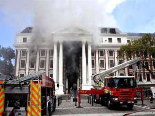 شرطة جنوب إفريقيا تتهم رجلا بإشعال النار في البرلمان