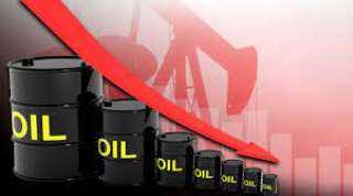 ​​النفط ينخفض لأقل من 78 دولارا بعد ارتفاع في بداية العام