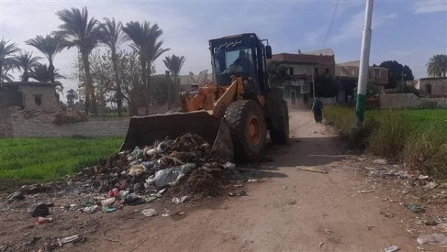 حملات مكثفة للنظافة بأحياء وقري المنيا