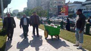 رئيس مدينة المنيا يتفقد سير العمل بالكورنيش ويوجه برفع كفاءة الزراعات (صور)