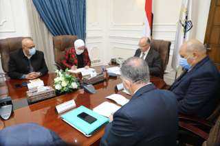 محافظ القاهرة يناقش الإجراءات اللازمة لتذليل الصعوبات التي تواجه خطة تطوير منطقة شق الثعبان وعملية التقنين