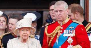ملكة بريطانيا تعفى ابنها الأمير أندرو من مهامه الملكية والعسكرية