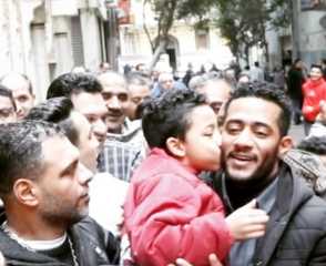 بالفيديو.. محمد رمضان يتسبب في أزمة مرورية وسط القاهرة