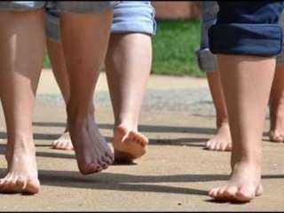 هل المشي حافي القدمين يؤثر على الصحه؟