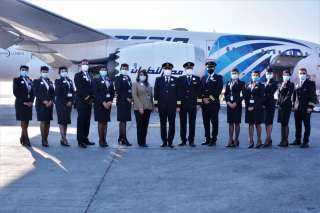 وزير الطيران المدني يقود أول رحلة  ” بخدمات صديقة للبيئة ” بين القاهرة وباريس