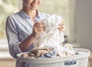 تعرف على طرق تنظيف الملابس من بقع الشمع