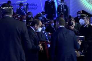 وزير الداخلية يُهدي الرئيس السيسي هدية تذكارية في الذكرى الـ70 لعيد الشرطة