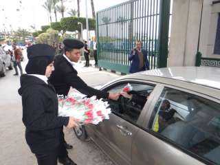 الشرطة توزع الورود على المواطنين احتفالا بعيدها الـ70