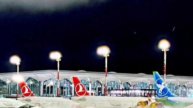 توقف حركة الملاحة في مطار اسطنبول بسبب موجة ثلوج قوية 