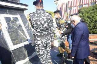 محافظ بورسعيد يضع إكليلا من الزهور على النصب التذكاري لشهداء الشرطة بإدارة قوات أمن بورسعيد