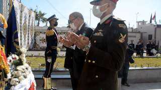محافظ القليوبية ونائب مدير أمن القليوبية والقيادات الأمنية يضعون إكليلا من الزهور على قبر الجندي المجهول