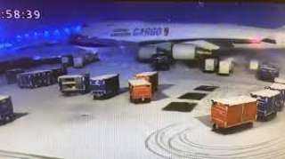 بسبب العاصفة الثلجية .. اصطدام طائرة شحن صينية بعربات الأمتعة فى مطار أوهير بشيكاغو
