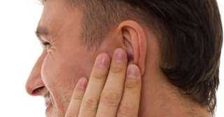 آلم الأذن أصبح علامة على الإصابة بالمتحور الجديد ”أوميكرون”