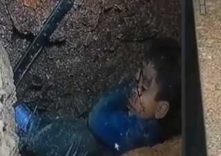 بالفيديو.. سقط في بئر عمقها 60 مترا.. مغاربة يدشنون حملة لإنقاذ الطفل ريان والسلطات تستنفر