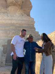 زاهي حواس يلتقي لاعب الكرة الأمريكي Tim Debow وDemi Leigh ملكة جمال العالم أمام تمثال أبو الهول