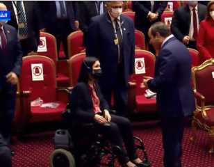 بالفيديو.. في لفتة إنسانية.. الرئيس السيسي يتوقف عند دخوله القاعة للترحيب بفتاة من ذوي الهمم