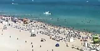 بالفيديو.. تحطم طائرة مروحية على شاطئ مزدحم بفلوريدا