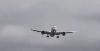 بالفيديو.. كابتن ”مصر للطيران” يكشف تفاصيل ”الهبوط التاريخي” في مطار لندن