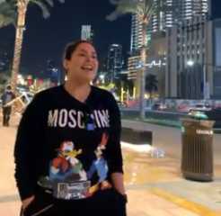 بالفيديو.. صابرين تتجول في شوارع دبي وتغني ”بتخاصمني حبة”