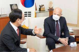 السفير المصري في كوريا الجنوبية يلتقي المدير التنفيذي لمجموعة شركات هيونداي روتم