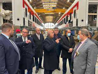 وزير النقل يتفقد خطوط إنتاج صفقة تصنيع وتوريد 1300  عربة سكة حديد جديدة للركاب