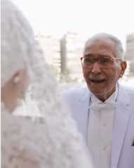 شاهد.. لحظة لقاء عبد الرحمن أبو زهرة بـ حفيدته في حفل زفافها