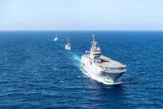 القوات البحرية المصرية والفرنسية تنفذان تدريباً بحرياً عابراً بنطاق قاعدة برنيس البحرية