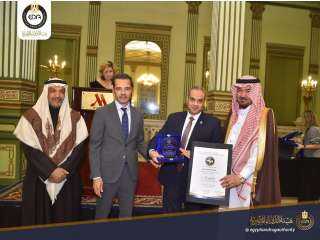 اتحاد المستشفيات العربية يمنح رئيس هيئة الدواء المصرية جائزة القياديين المتميزين في نهضة القطاع الصحي