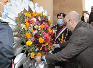 المحافظ يضع أكليل الزهور على النصب التذكاري للشهداء بحديقة الشلال بمناسبة عيد بني سويف القومي