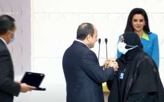 شاهد.. تأثر الرئيس السيسي خلال حديثه مع إحدى الأمهات بإحتفالية المرأة المصرية