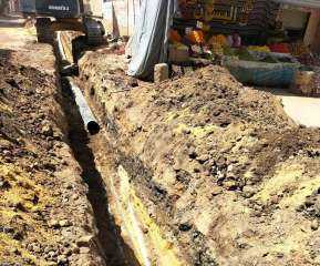 محافظ أسوان يتدخل لحل مشكلة تكرار إنقطاع وضعف مياه الشرب ببعض المناطق السكنية بمدينة إدفو