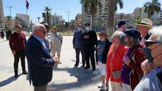 محافظ بورسعيد يلتقي عددا من السائحين الأجانب خلال زيارتهم لساحة الشهداء