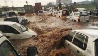 مقتل 50 شخصا في انهيارات أرضية وفيضانات بجنوب أفريقيا