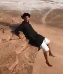 بالفيديو.. مغامر سعودي يجلس على حافة جبل شاهق في ينبع
