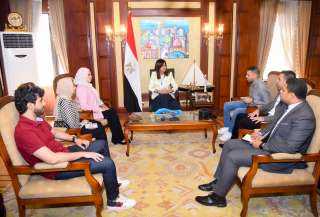 السفيرة نبيلة مكرم تعرب عن فخرها بدعمهم المصريين والجنسيات الأخرى بدافع الإنسانية