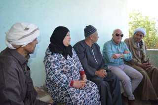 محافظ بورسعيد يزور أسرة أحد المزارعين بمنزلهم  بسهل الطينة شرق بورسعيد