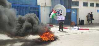فلسطينيون غاضبون يشعلون الإطارات أمام مقر الأونروا في غزة