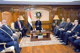 وزيرة التجارة والصناعة تبحث مع شركة مرسيدس-بنز ايجيبت خطط الشركة لتعزيز استثماراتها في السوق المصري