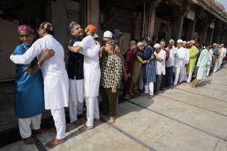 مسلمو الهند يحتفلون بعيد الفطر وسط أعمال عنف طائفية