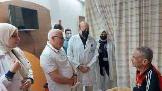 محافظ بورسعيد يزور مستشفى النصر التخصصي ويقدم التهنئة  للأطقم الطبية والمرضي بعيد الفطر المبارك