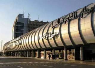ضبط راكب أجنبي بحوزته صحائف معدنية أثرية بمطار القاهرة