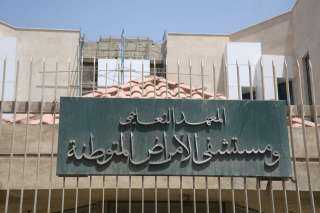 رئيس جامعة القاهرة يستعرض تقريرًا عن مشروع مستشفى ثابت ثابت للأمراض الباطنة والمتوطنة