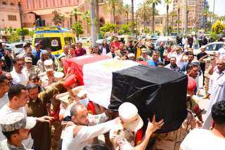 محافظ بورسعيد يتقدم صفوف المشيعين لجنازة الشهيد البطل المجند أسامة عيد عبد الرحمن
