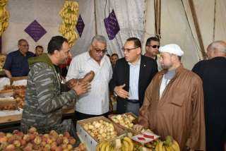 محافظ  الشرقية يتفقد منفذ بيع الخضروات والفاكهة أسفل كوبري شرويده بمدينة الزقازيق